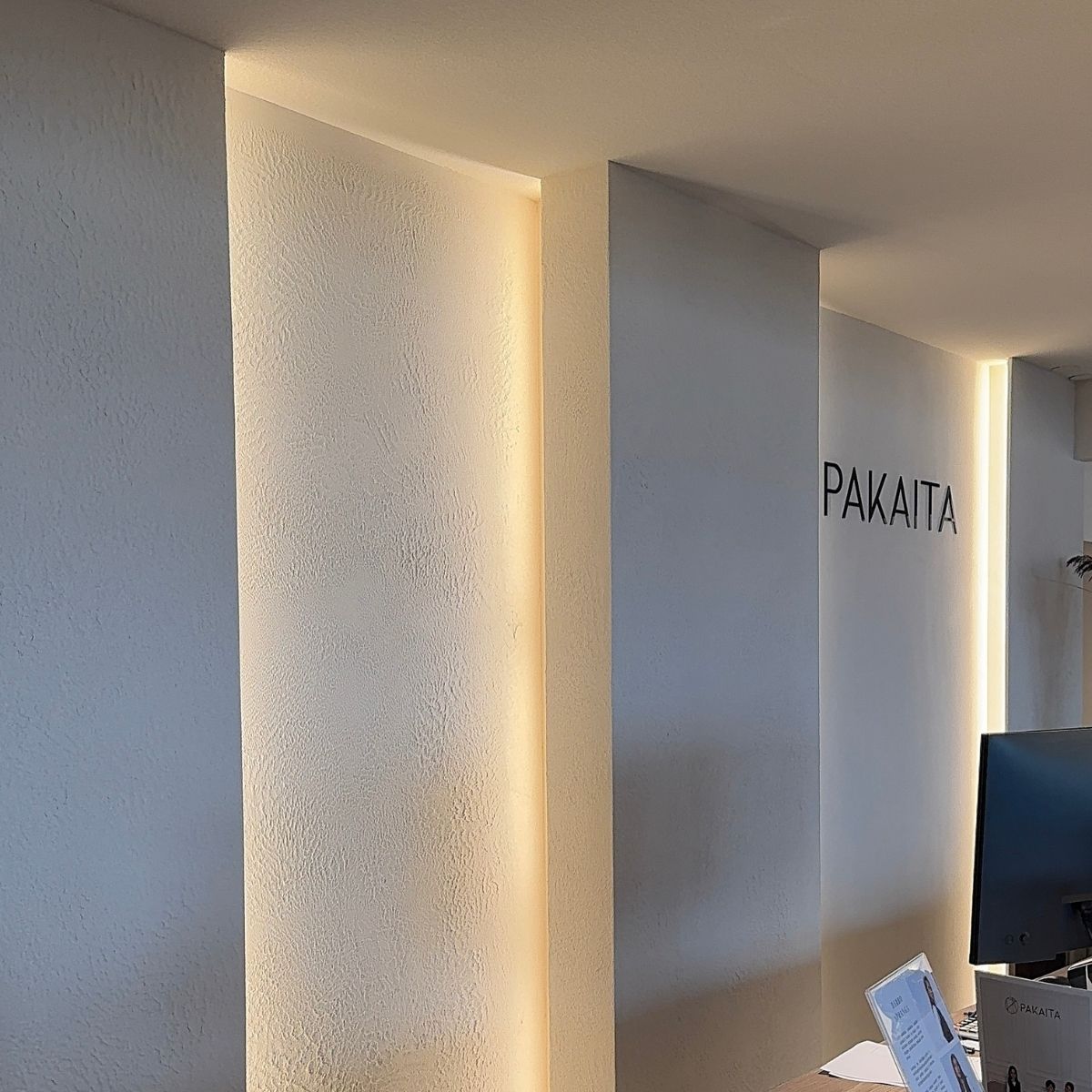 Smėlio kopų dekoras parduotuvės Pakaita sienoje, Kaunas